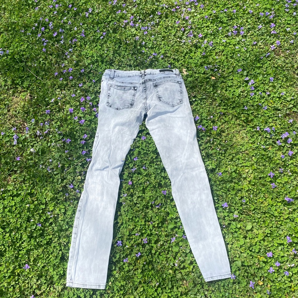 I’m selling light grey pants.
